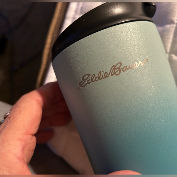 Eddie Bauer 7.5” For hot/cold beverages w/black 3” screwtop/snap top closure. - Picture 3 of 8